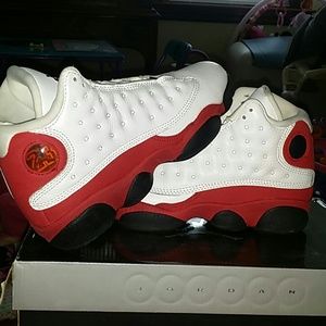 Jordan 13 retro. White/Varisty Red/Black Size 5 Youth